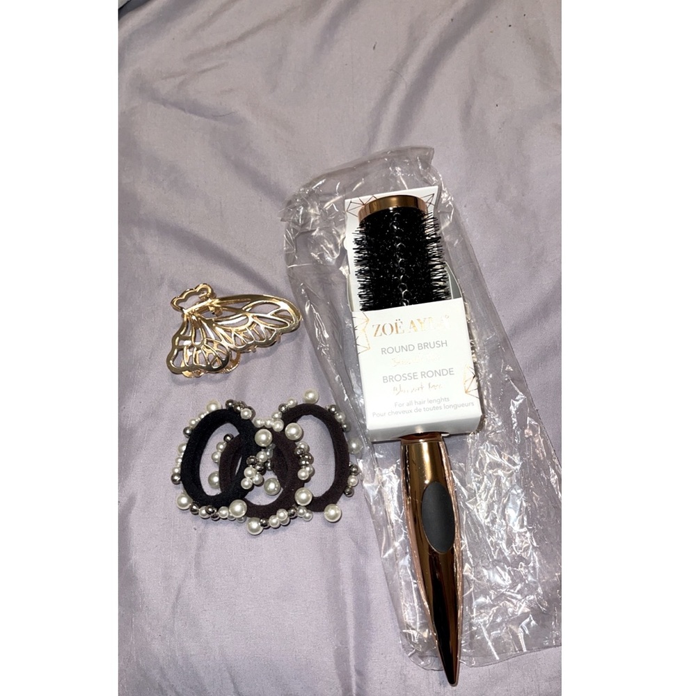 Zoe Ayla round brush and hair accesoriess